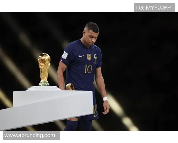 女学生“破产版”还原世界杯决赛：即便没有豪门特效，梅西与姆巴佩的史诗感依然拉满